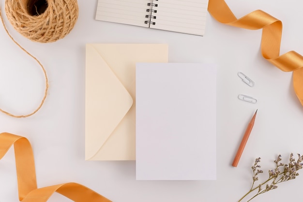 Vue de dessus, plat poser, carte d&#39;invitation de mariage, enveloppes, papiers cartes sur fond blanc.