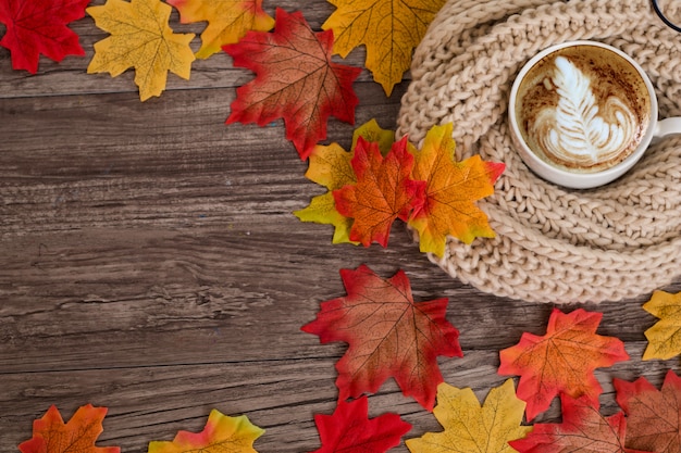 Vue de dessus, plat poser décoration d&#39;automne coloré avec une tasse de café, écharpe, feuilles d&#39;érable