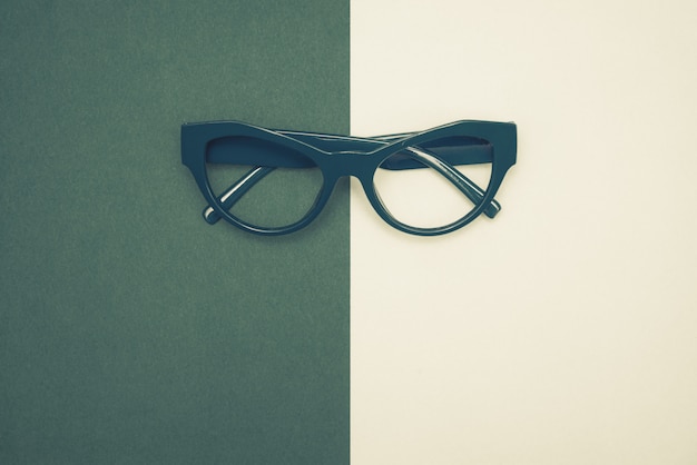 Vue de dessus plat poser, lunettes bleues modernes sur fond de papier pastel