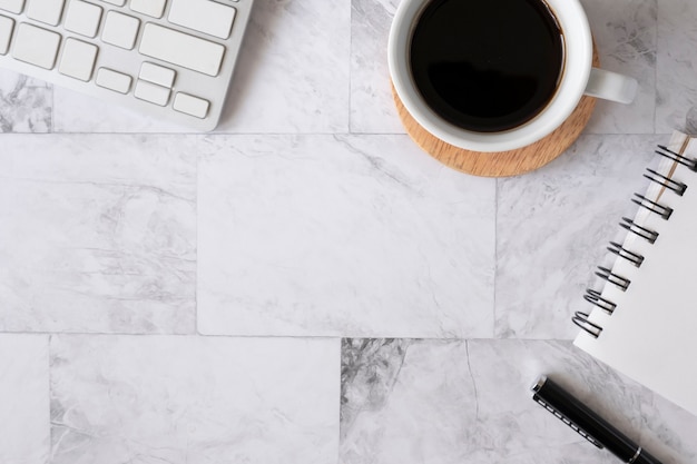 Vue de dessus à plat de table de travail avec bureau fixe.