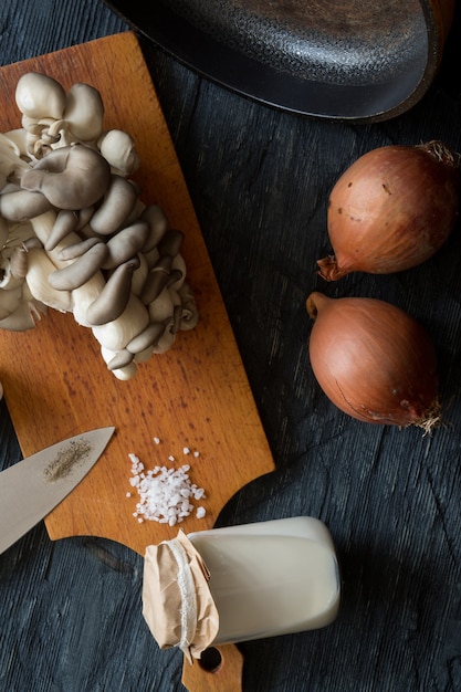 Vue de dessus des pleurotes frais avec des épices à la crème, des herbes et des légumes