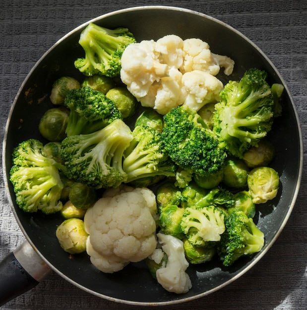 Vue de dessus d&#39;une poêle avec des légumes frais décongelés: chou-fleur, brocoli