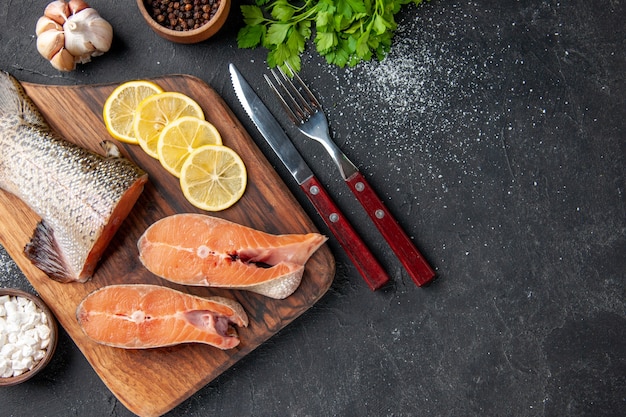 vue de dessus poisson frais au citron et légumes verts sur fond sombre repas salade eau poisson viande mer océan nourriture