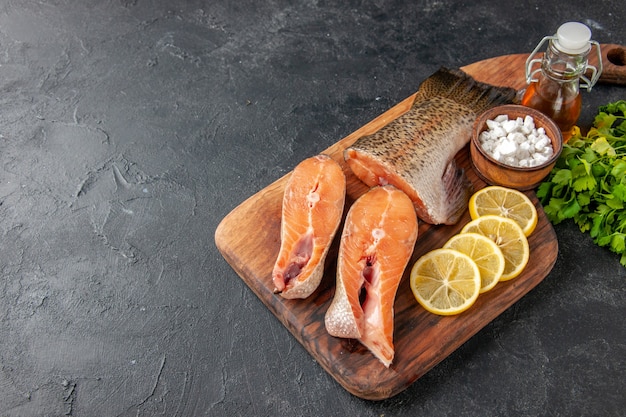 vue de dessus poisson frais avec des tranches de citron sur le fond sombre salade de poisson eau viande océan mer repas dîner fruits de mer