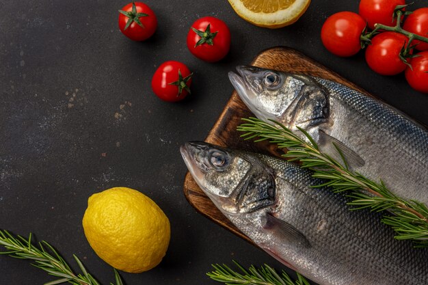 Vue de dessus des poissons de bar au romarin et légumes