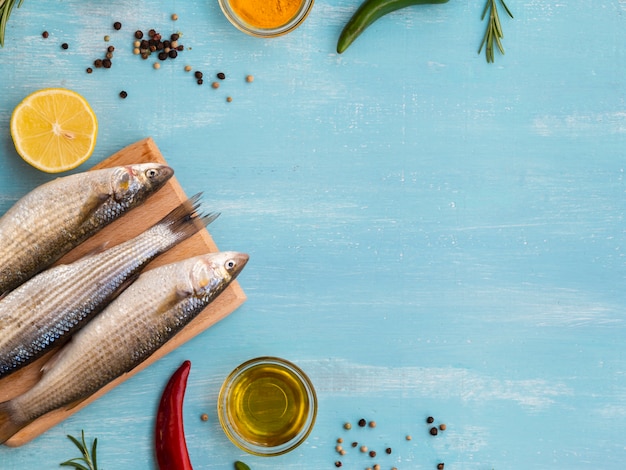 Photo vue de dessus des poissons crus sur une planche de bois