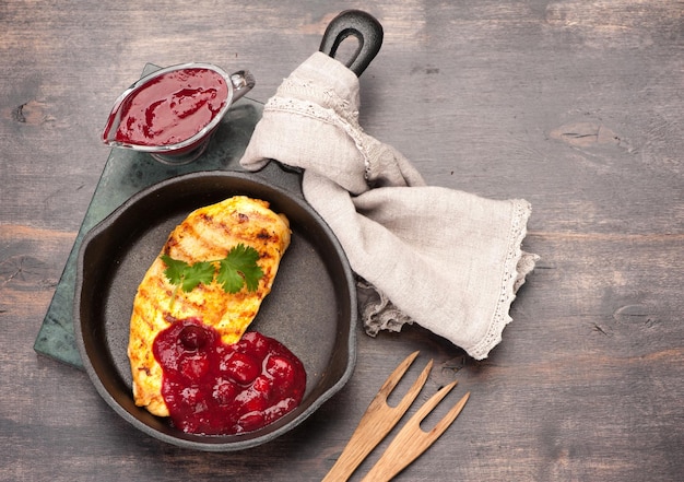 Vue de dessus de poitrine de poulet grillée et sauce aux canneberges