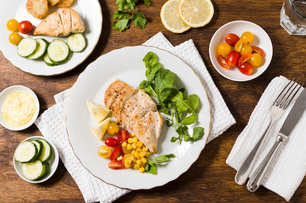 Vue de dessus de poitrine de poulet avec une variété de légumes