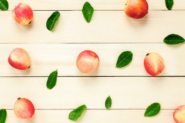 Vue de dessus pomme rouge avec feuille sur bois.