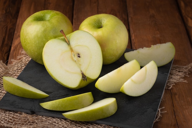 vue de dessus pommes biologiques sur table