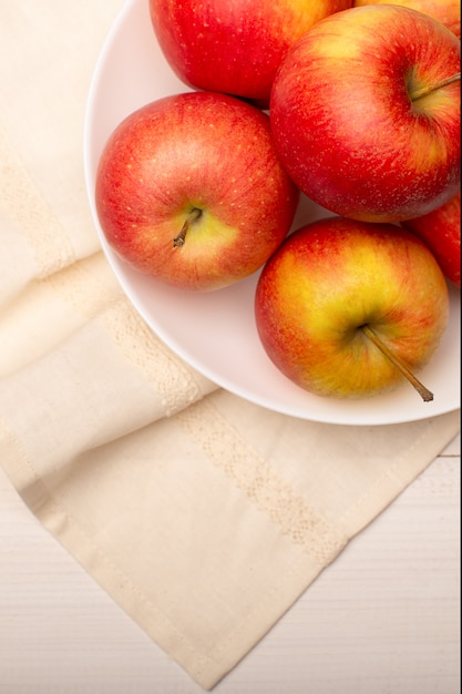 Vue de dessus des pommes rouges mûres dans un bol