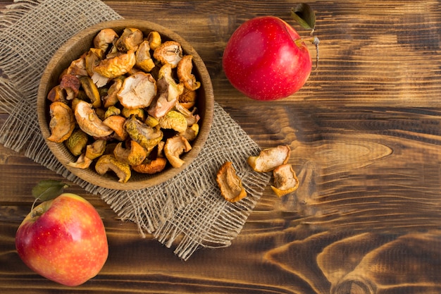 Vue de dessus des pommes séchées dans le bol sur le bois rustique