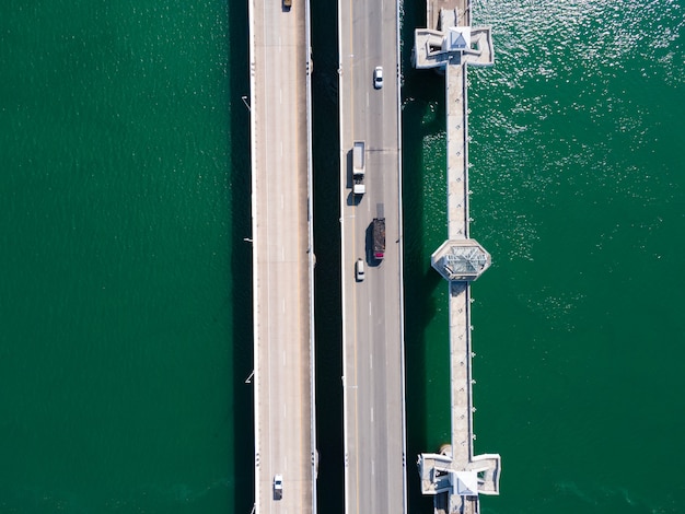 vue de dessus pont sur le lac et transport