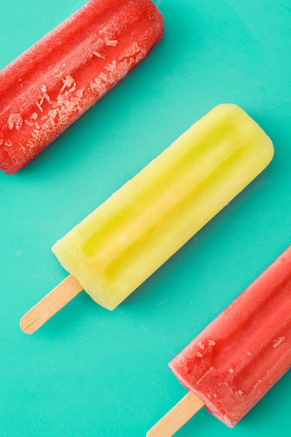 Vue de dessus de popsicles aux fraises et au citron