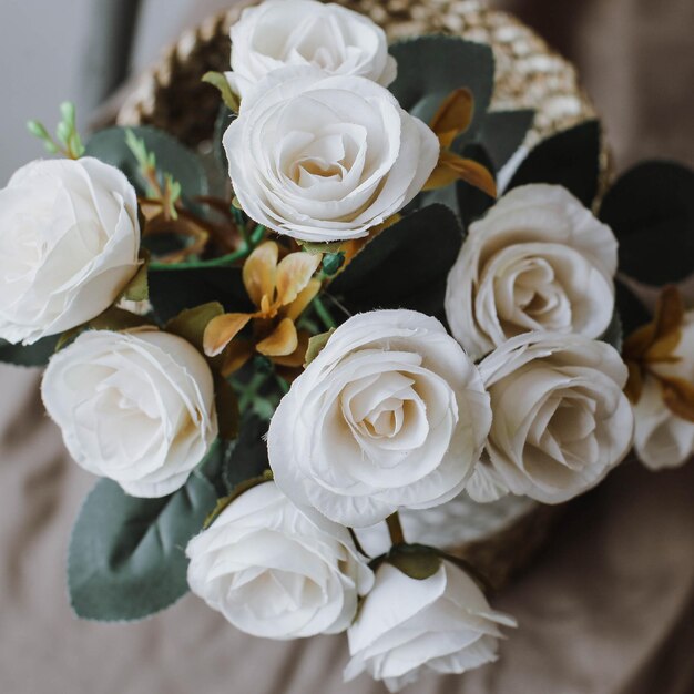 Vue de dessus portrait de bouquet de roses blanches sur fond flou