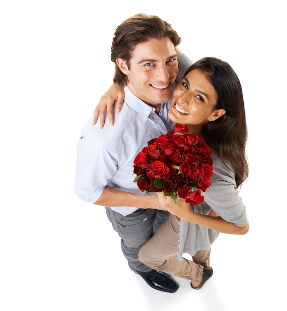 Vue de dessus portrait et couple avec un bouquet de roses bonheur et isolé sur fond de studio blanc Maquette homme et femme heureux avec des fleurs cadeau floral et amour pour la romance aimer ou se lier