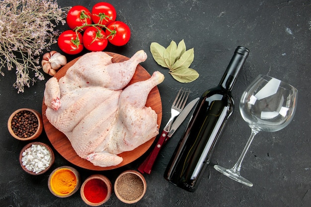 vue de dessus poulet frais avec tomates et assaisonnements