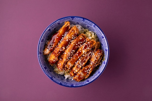 Vue de dessus sur le poulet frit katsudon avec du riz dans un bol