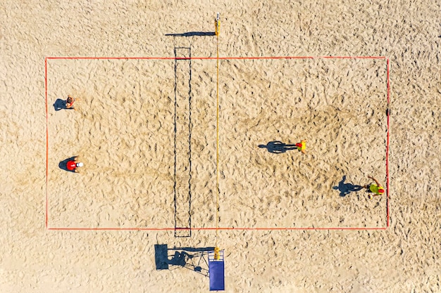 Vue de dessus de la pratique du beach-volley sur le sable