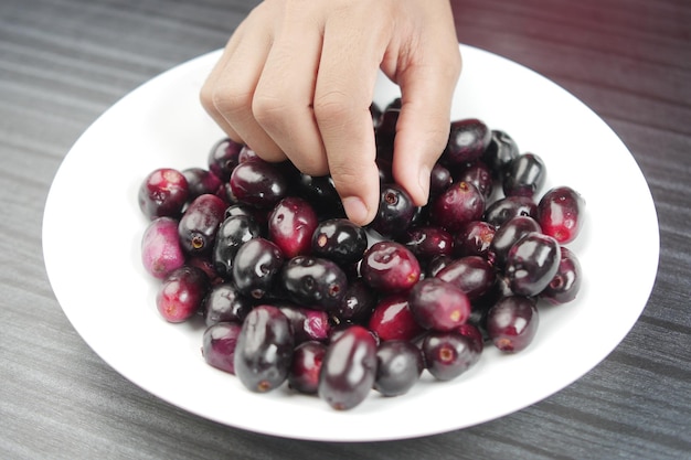 Vue de dessus de prune noire sur une assiette