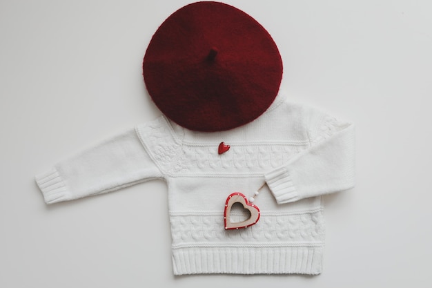 Vue de dessus Pull en laine blanc avec un coeur rouge