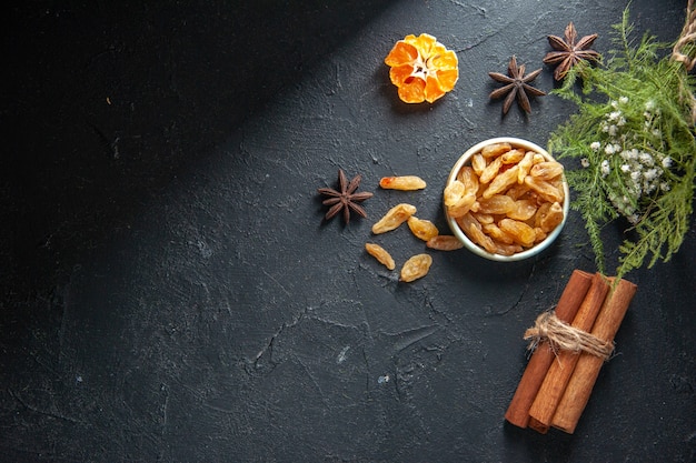 vue de dessus raisins secs frais sur fond sombre fruit de raisin photo aigre-douce noix de pécan