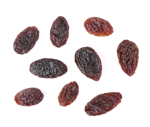 Vue de dessus des raisins secs isolés sur fond blanc.