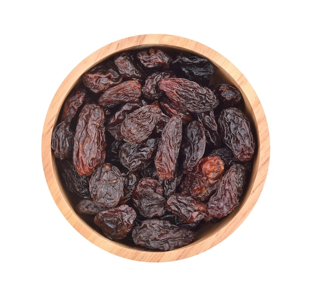 Vue de dessus des raisins secs isolés sur fond blanc.