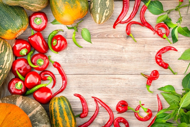 Vue de dessus récolte d'automne de légumes Citrouille piments rouges et verts