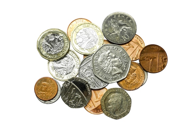 Vue de dessus et récolte de pièces de monnaie britannique isoler sur fond blanc Faire avec chemin
