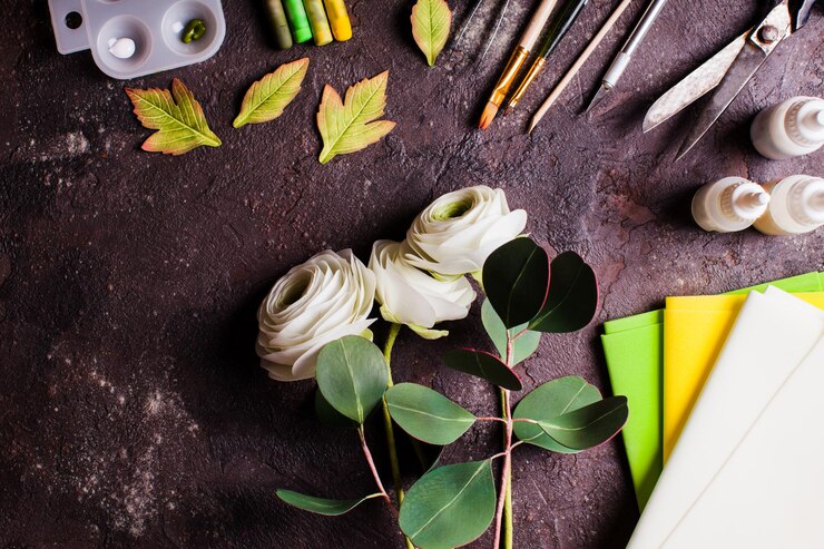 Photo vue de dessus de renoncules faites à la main bricolage faisant des fleurs réalistes à partir de mousse et d'artisanat