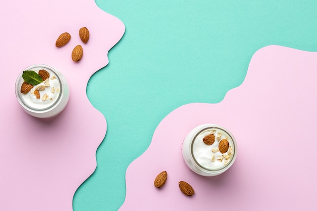 Photo vue de dessus repas de petit déjeuner sain avec arrangement de yaourt