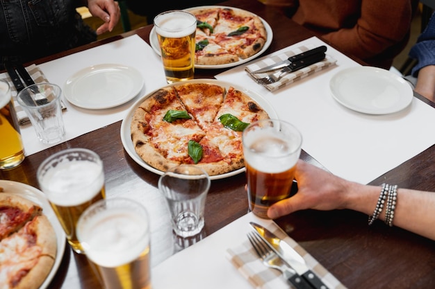 Vue de dessus restaurant de table avec pizza margherita traditionnelle italienne et verres de bière