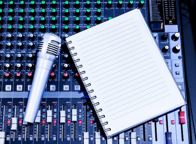 Vue de dessus rétro vintage microphone et ordinateur portable sur la table de mixage de la console