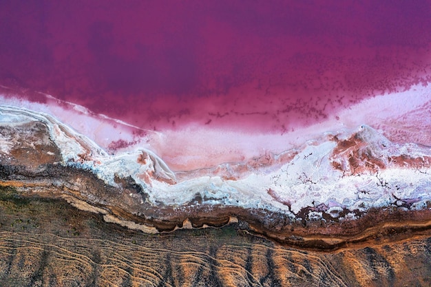 Vue de dessus de la rive salée du lac Pink