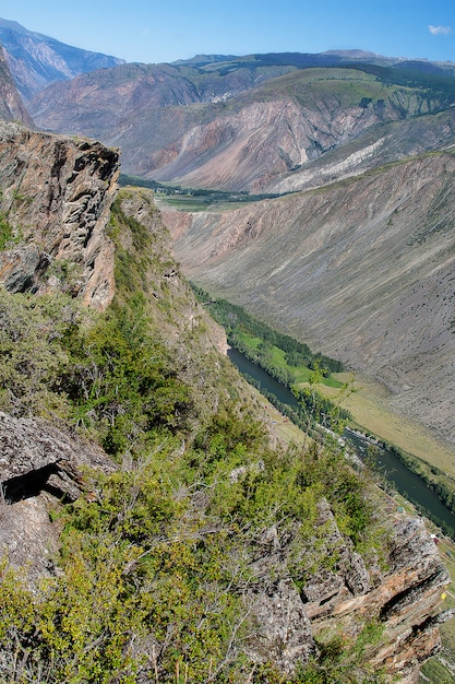 Vue de dessus de la rivière Chulyshman au col Katu-Yaryk dans l'Altaï.