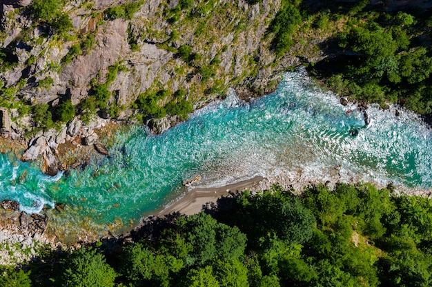 Vue de dessus de la rivière Tara au Monténégro