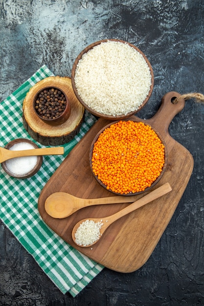 vue de dessus riz cru aux lentilles oranges sur fond sombre nourriture graine gruau soupe couleur céréales