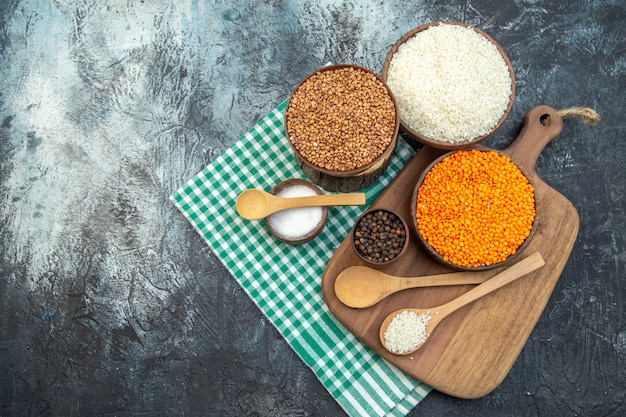 vue de dessus riz cru aux lentilles oranges et sarrasin sur fond sombre gruau nourriture graine repas couleur céréales