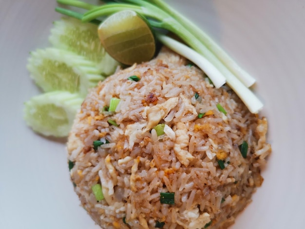 Vue de dessus de riz frit au poulet