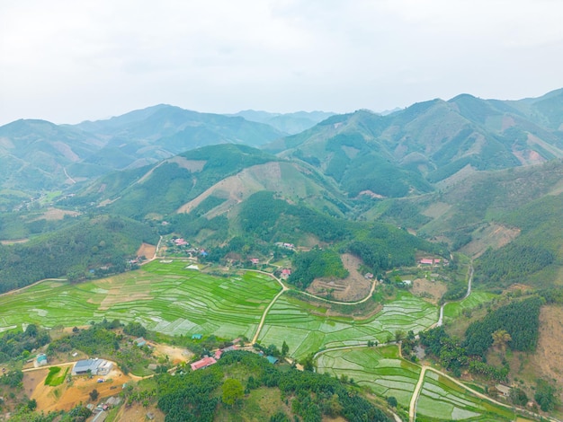 Vue de dessus des rizières en terrasses sur l'autoroute de Yen Bai Vietnam Les rizières préparent la récolte au nord-ouest du Vietnam