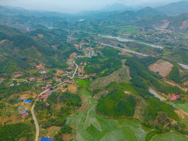 Vue de dessus des rizières en terrasses sur l'autoroute de Yen Bai Vietnam Les rizières préparent la récolte au nord-ouest du Vietnam