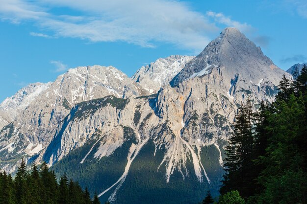 Vue de dessus rocheux de montagne Alpes d'été, en Autriche.