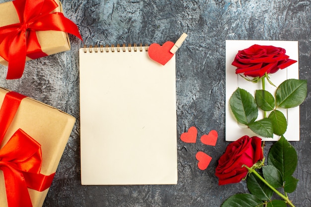 vue de dessus des roses rouges avec cadeau pour la saint valentin sur fond gris clair couple mariage amour vacances coeur sentiment