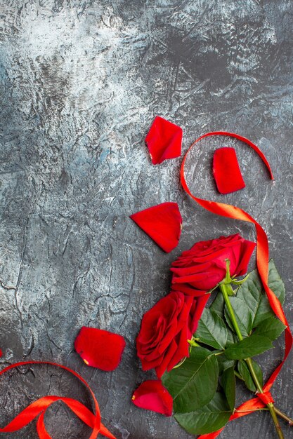 vue de dessus des roses rouges avec des pétales pour la saint valentin sur fond gris clair couple mariage passion coeur amour vacances sentiments