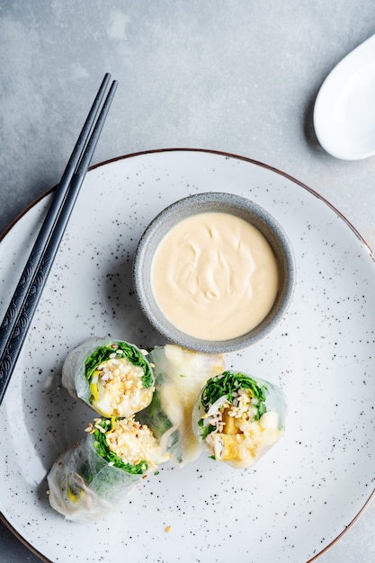 Vue de dessus Rouleau de printemps asiatique au tofu