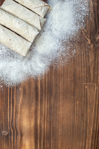 vue de dessus des rouleaux de pita avec des œufs et de la farine