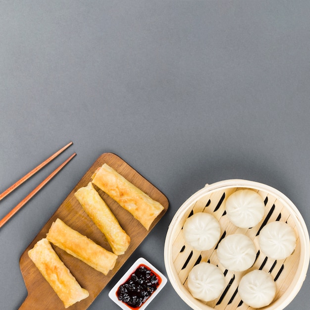 Photo vue de dessus de rouleaux de printemps et dim sum