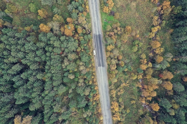 vue de dessus de route d'automne, paysage en automne avec drone