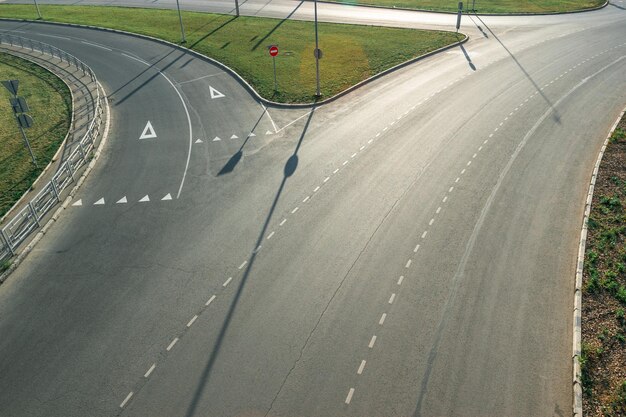 Vue de dessus d'une route à plusieurs voies par temps ensoleillé